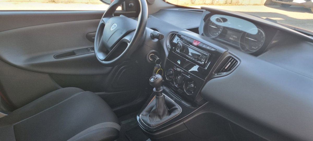 Lancia Ypsilon 1.2 69 CV 5 porte GPL Ecochic Alberta Ferretti (7)