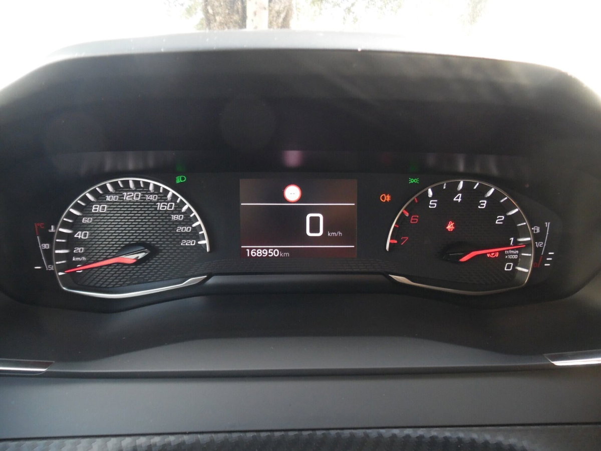 Peugeot 2008 BlueHDi 110 S&S Allure (12)