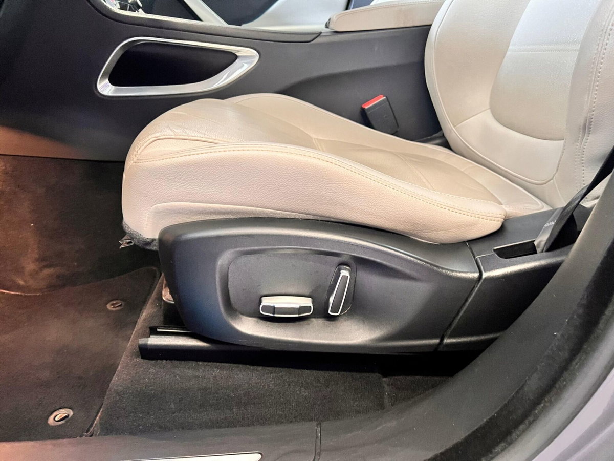 Jaguar F-Pace 2.0 D 180 CV AWD Portfolio (15)