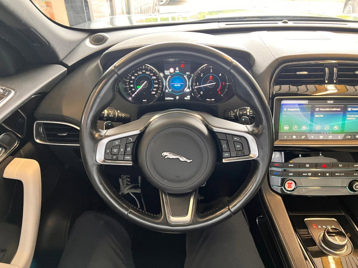 Jaguar F-Pace 2.0 D 180 CV AWD Portfolio (9)