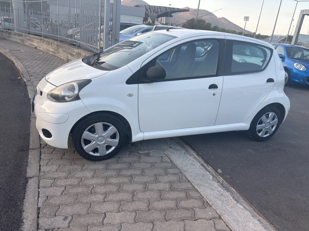 Toyota Aygo 1.0 12V VVT-i 5 porte Now Connect (2)