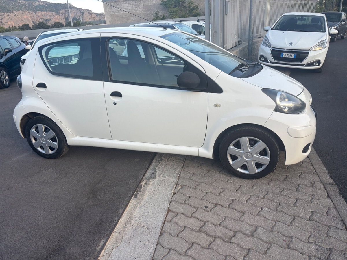 Toyota Aygo 1.0 12V VVT-i 5 porte Now Connect (5)