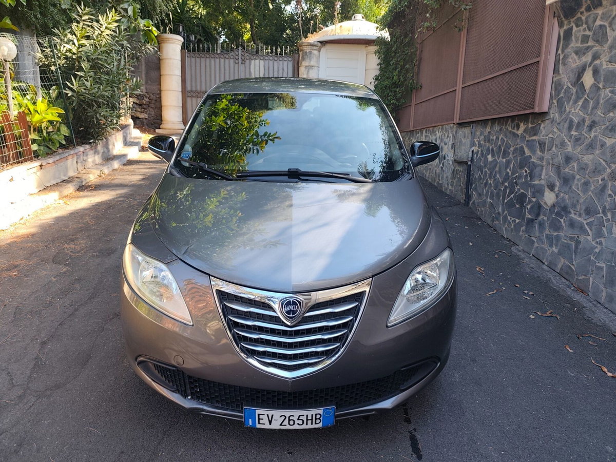 Lancia Ypsilon 1.2 69 CV 5 porte GPL Ecochic Gold (2)
