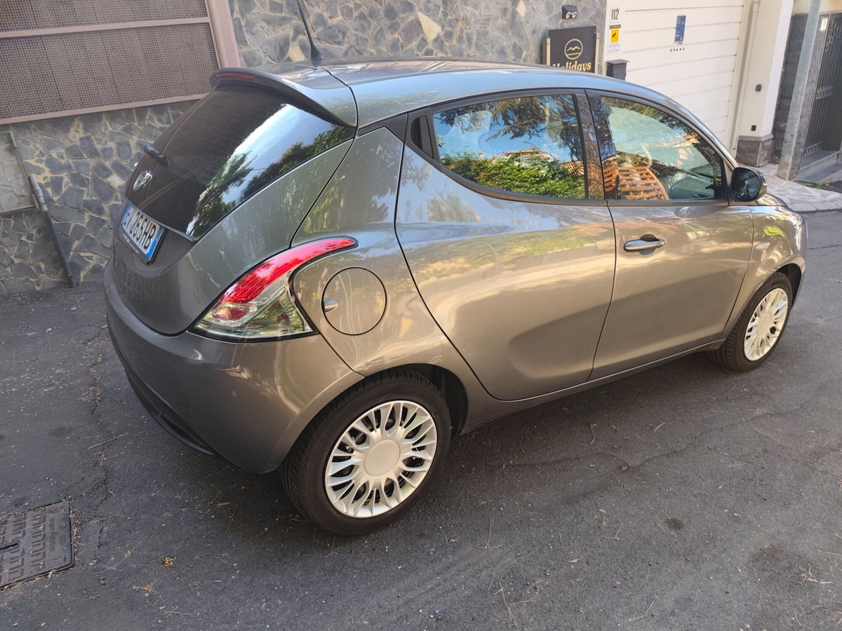 Lancia Ypsilon 1.2 69 CV 5 porte GPL Ecochic Gold (3)