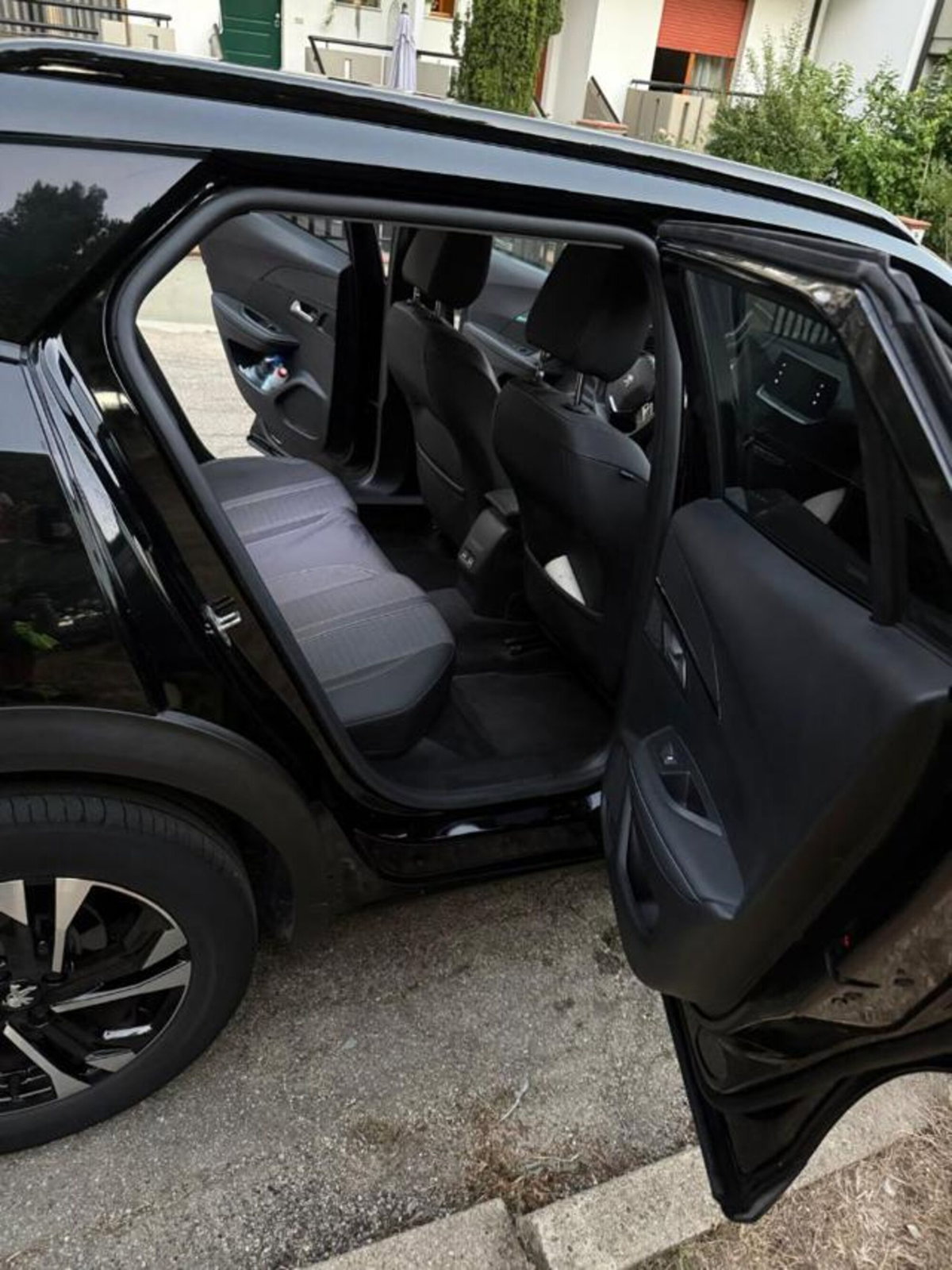 Peugeot 2008 BlueHDi 130 S&S EAT8 Allure Pack (17)