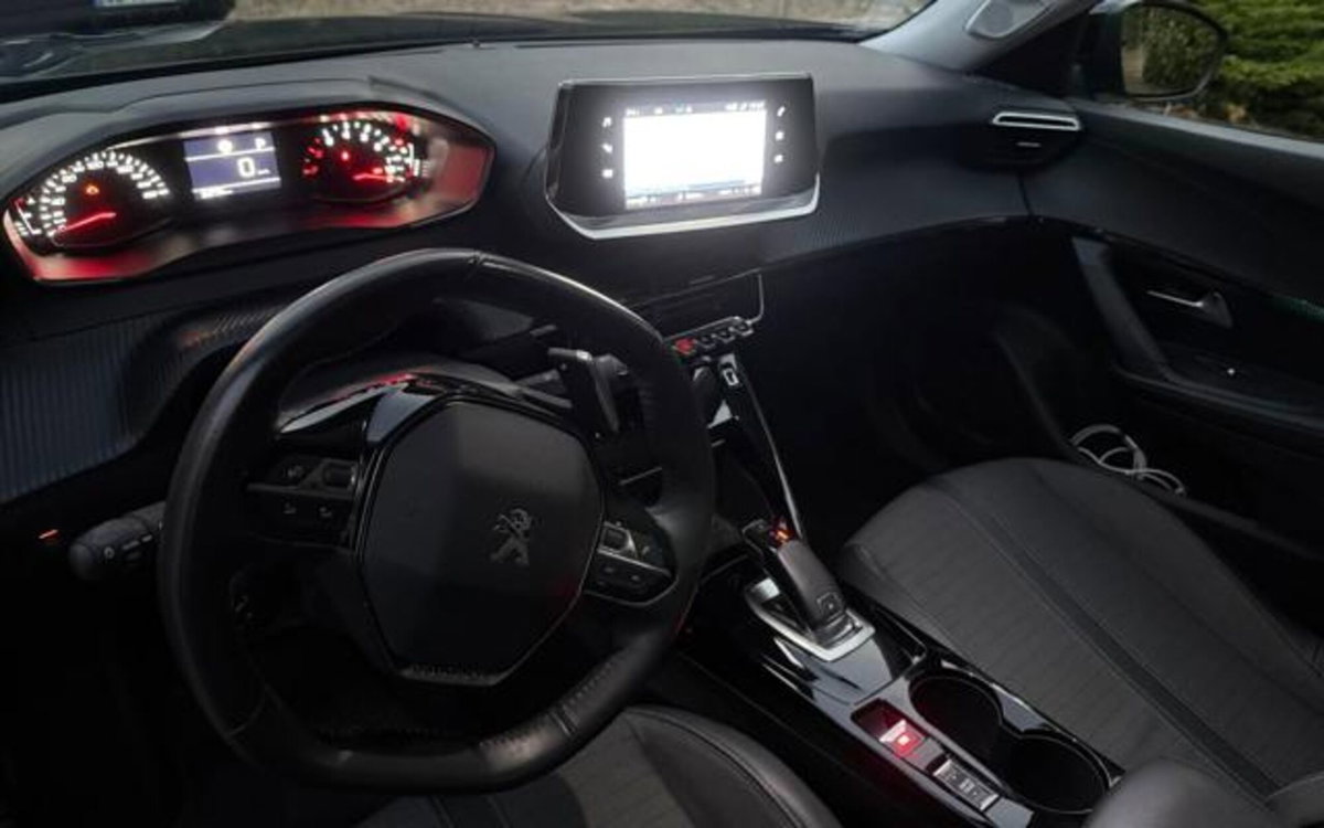Peugeot 2008 BlueHDi 130 S&S EAT8 Allure Pack (9)