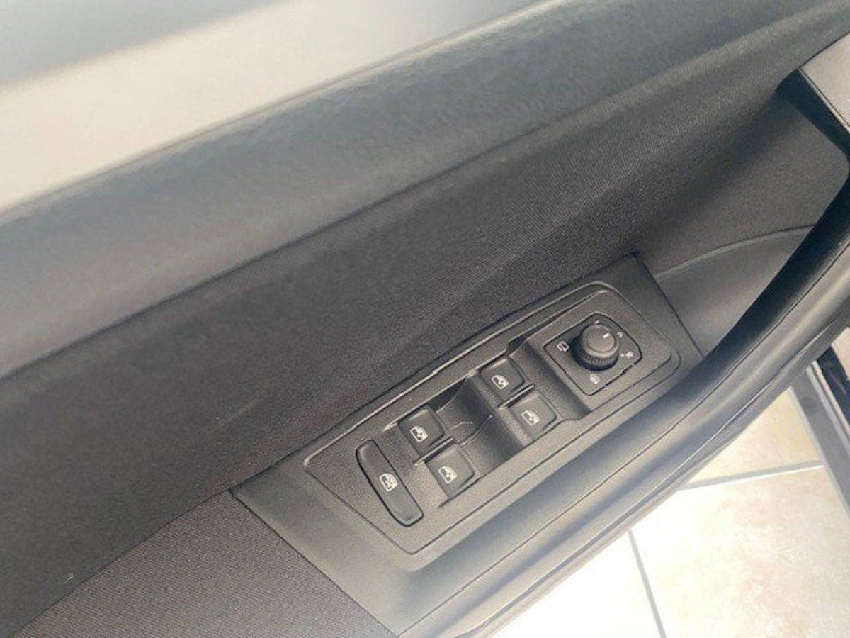 Volkswagen T-Roc 1.0 tsi Life 115cv (8)