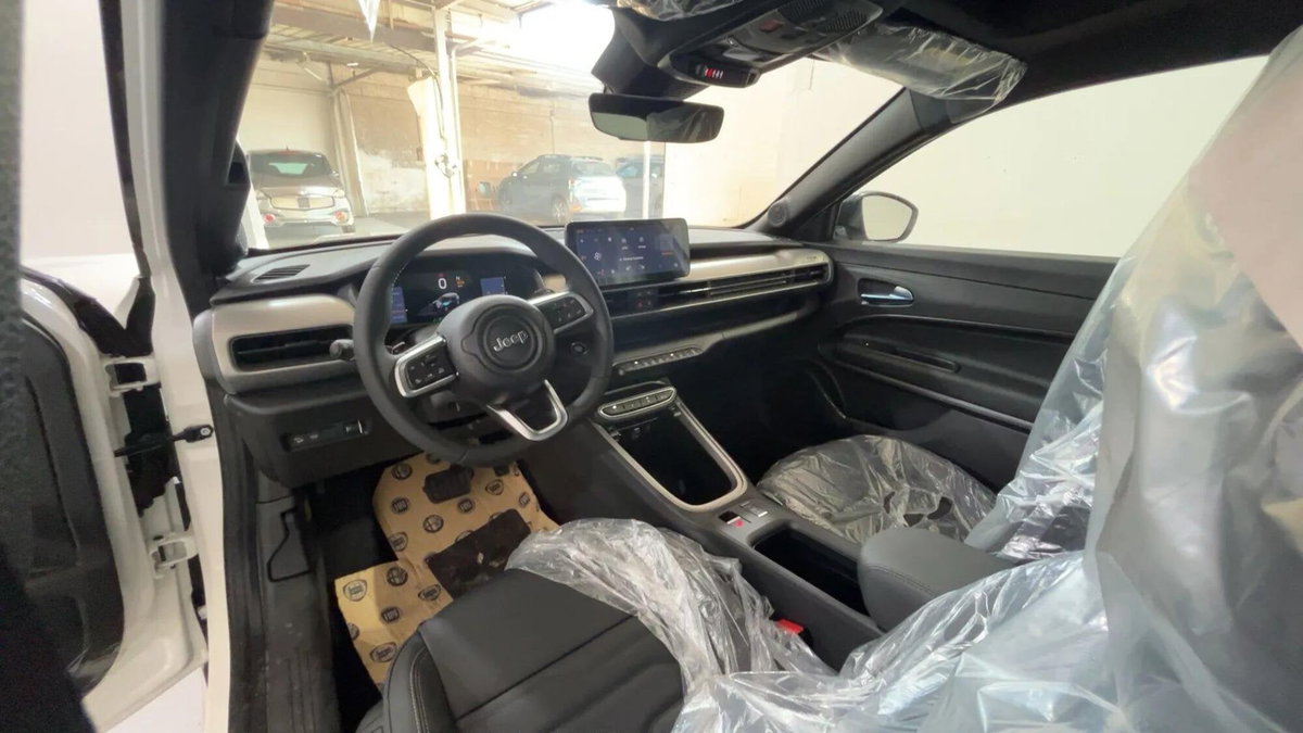 Jeep Avenger 1.2 turbo e-hybrid mhev Overland 4xe 145cv edct6 (12)