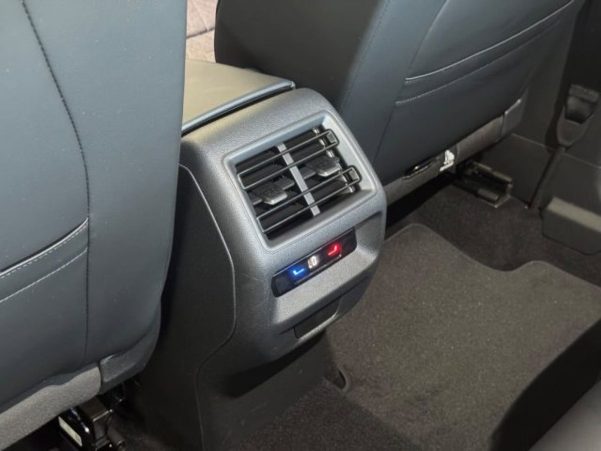 Volkswagen Tiguan 2.0 tdi Edition 20 150cv dsg (10)