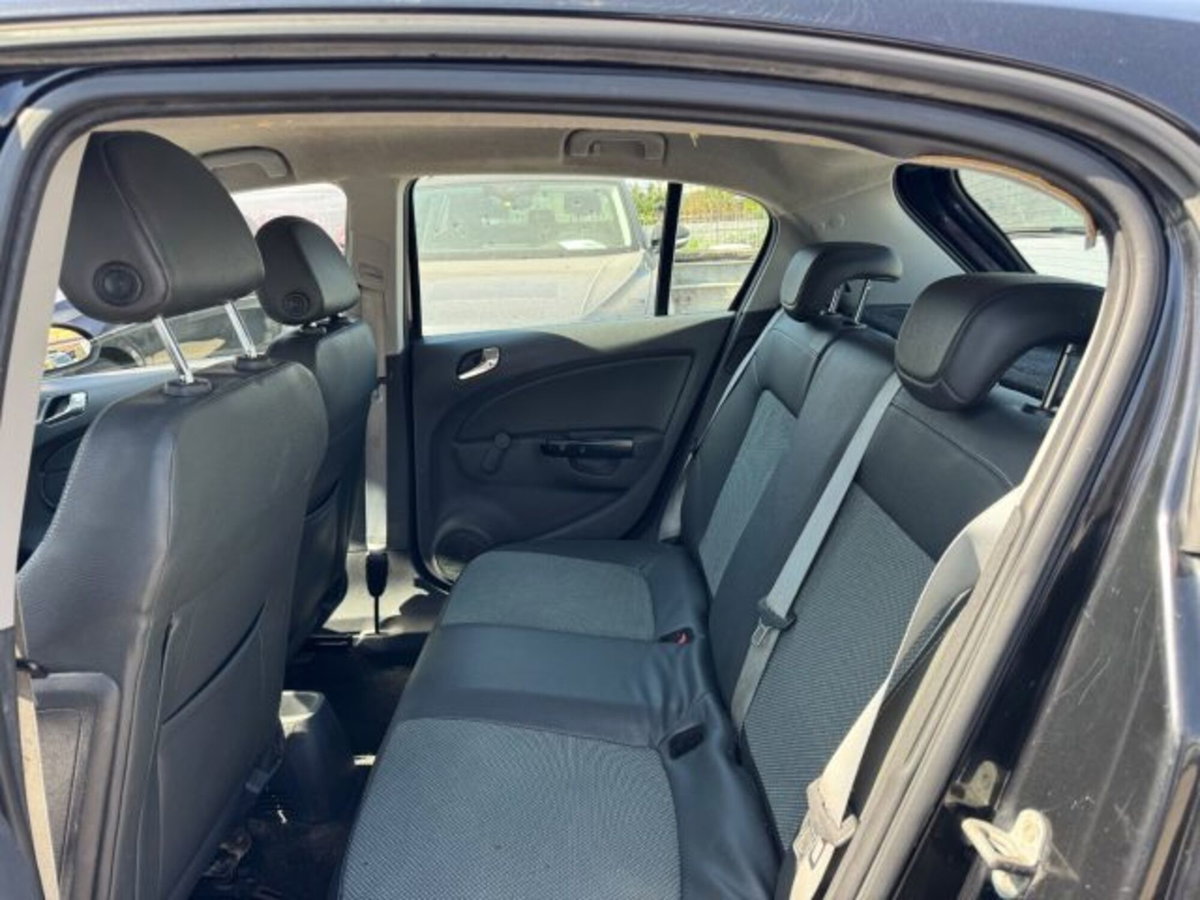 Opel Corsa 1.2 5 porte Cosmo (8)