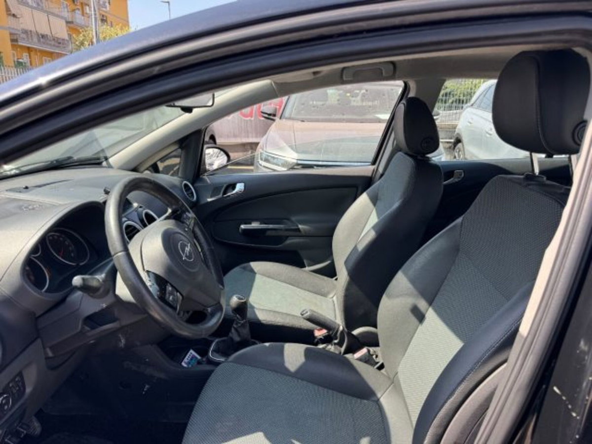 Opel Corsa 1.2 5 porte Cosmo (9)