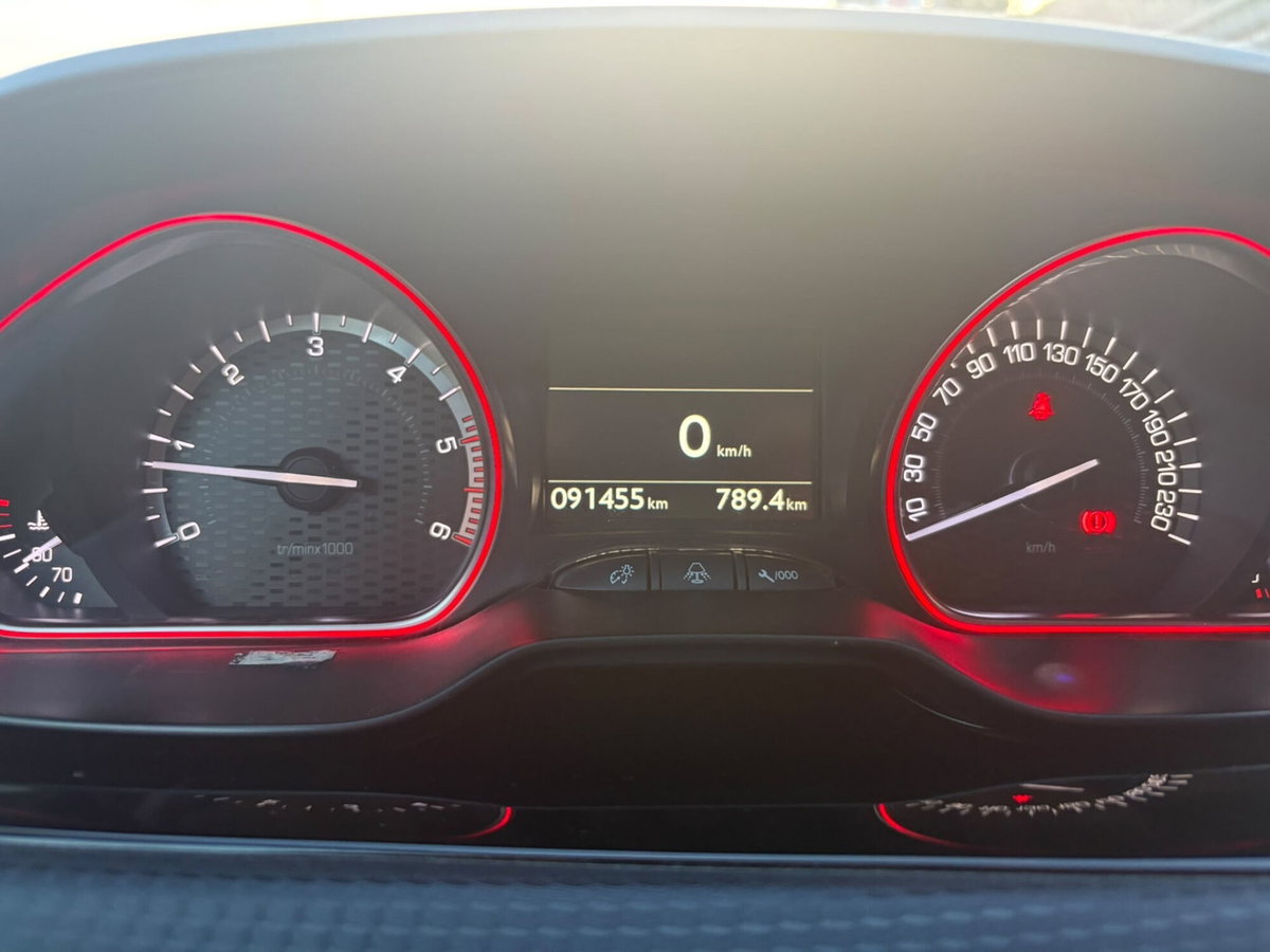 Peugeot 2008 100 GT Line (12)