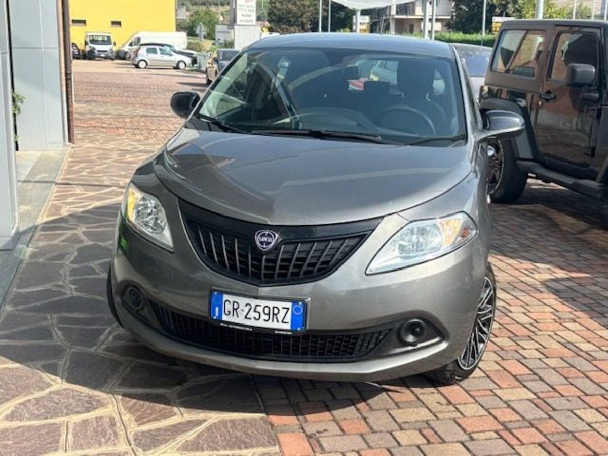 Lancia Ypsilon 1.0 FireFly 5 porte S&S Hybrid Silver Plus (2)