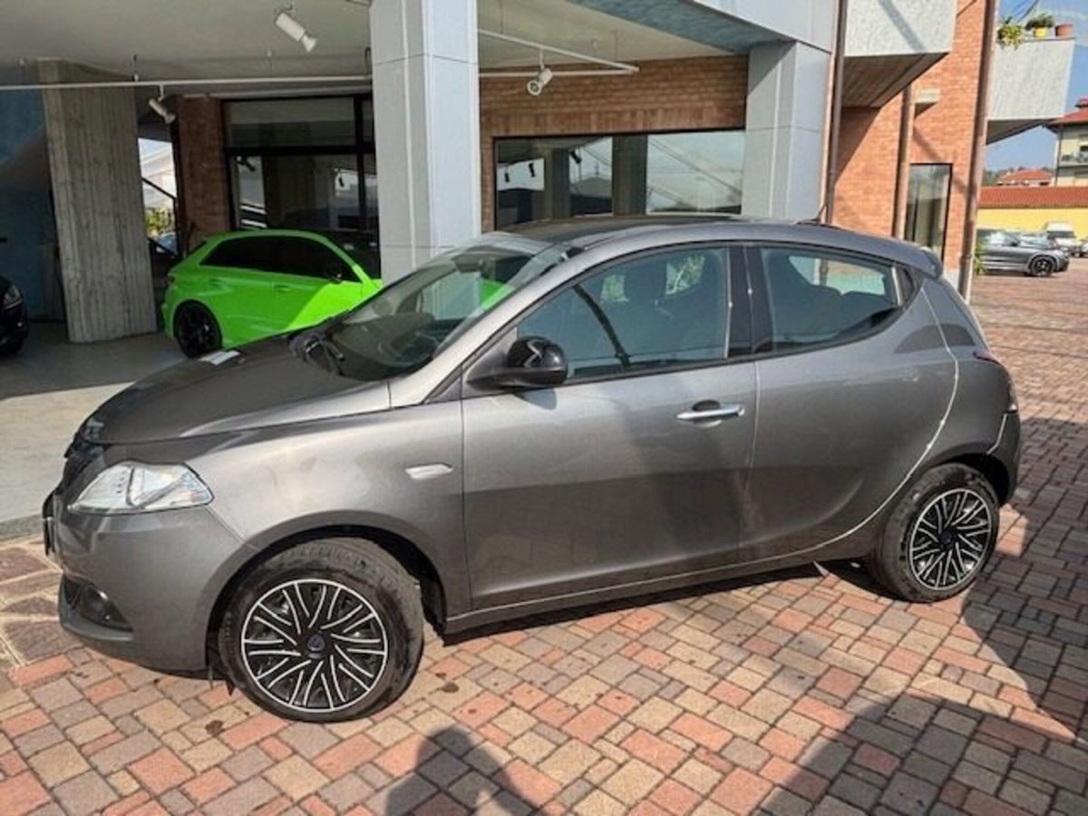 Lancia Ypsilon 1.0 FireFly 5 porte S&S Hybrid Silver Plus (6)