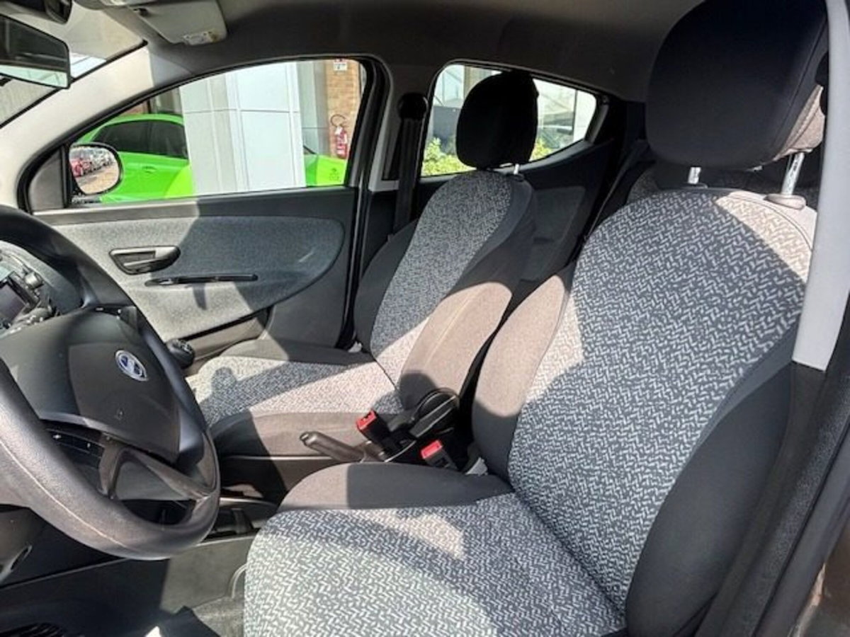 Lancia Ypsilon 1.0 FireFly 5 porte S&S Hybrid Silver Plus (8)