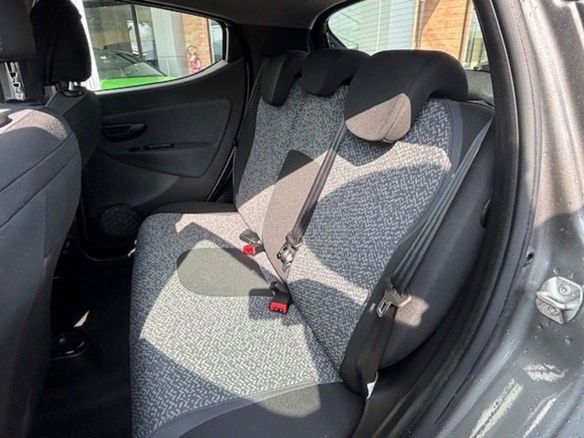 Lancia Ypsilon 1.0 FireFly 5 porte S&S Hybrid Silver Plus (9)