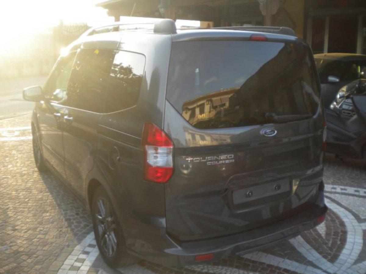 Ford Tourneo Courier 1.5 TDCI 100 CV Sport (4)