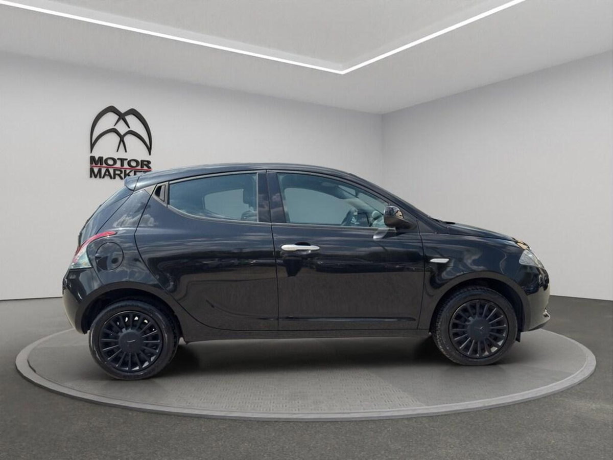 Lancia Ypsilon 1.0 FireFly 5 porte S&S Hybrid Silver Plus (4)