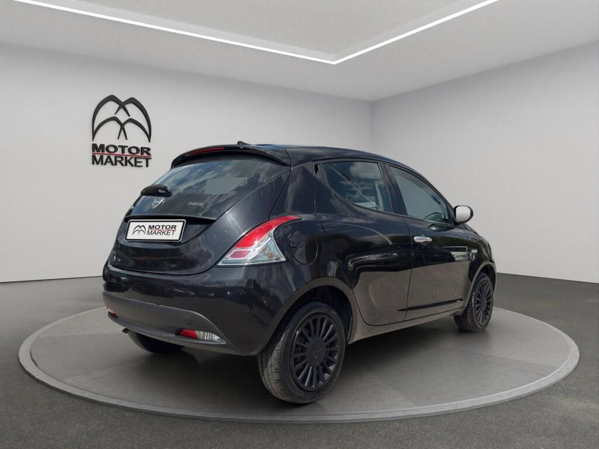 Lancia Ypsilon 1.0 FireFly 5 porte S&S Hybrid Silver Plus (7)