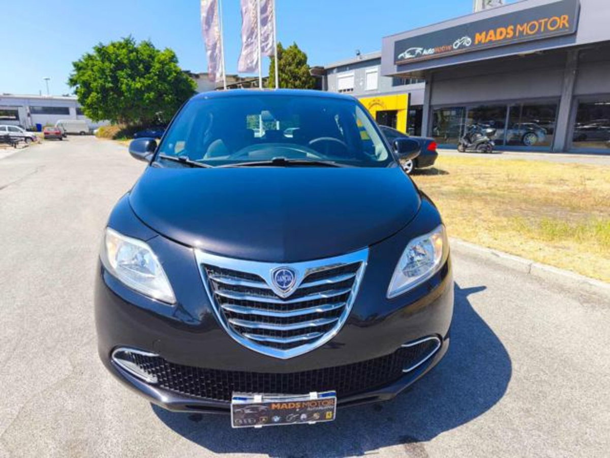 Lancia Ypsilon 1.2 69 CV 5 porte GPL Ecochic Silver (2)