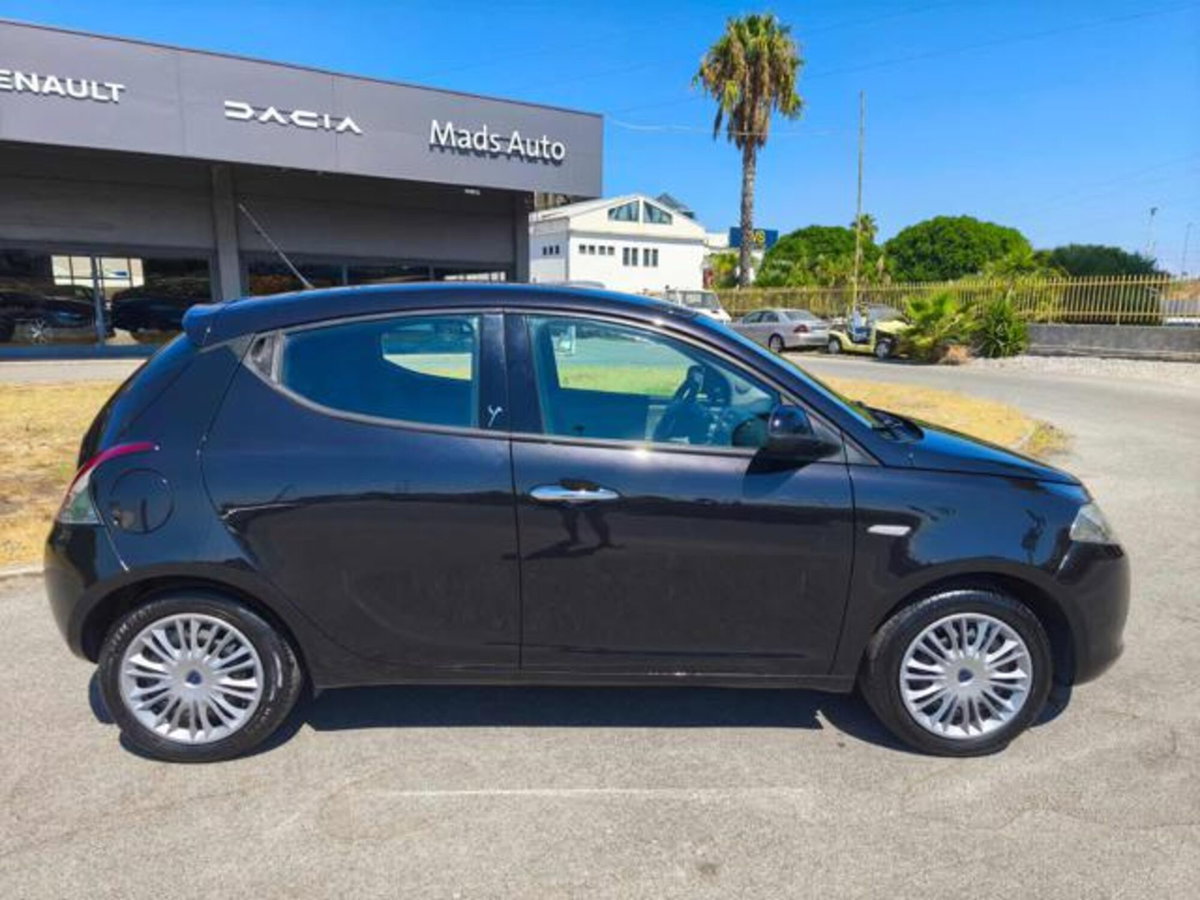 Lancia Ypsilon 1.2 69 CV 5 porte GPL Ecochic Silver (3)