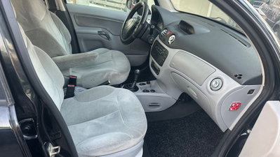Citroen C3 1.6 HDi 90CV Exclusive (7)