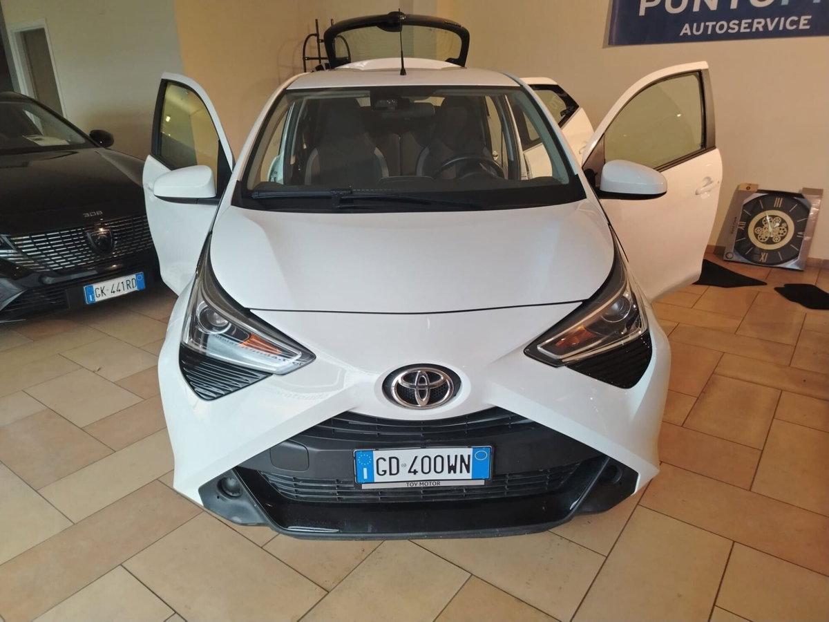 Toyota Aygo Connect 1.0 VVT-i 72 CV 5 porte x-cool (11)