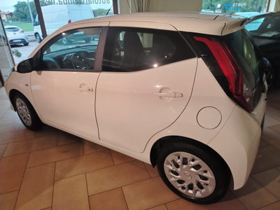 Toyota Aygo Connect 1.0 VVT-i 72 CV 5 porte x-cool (2)