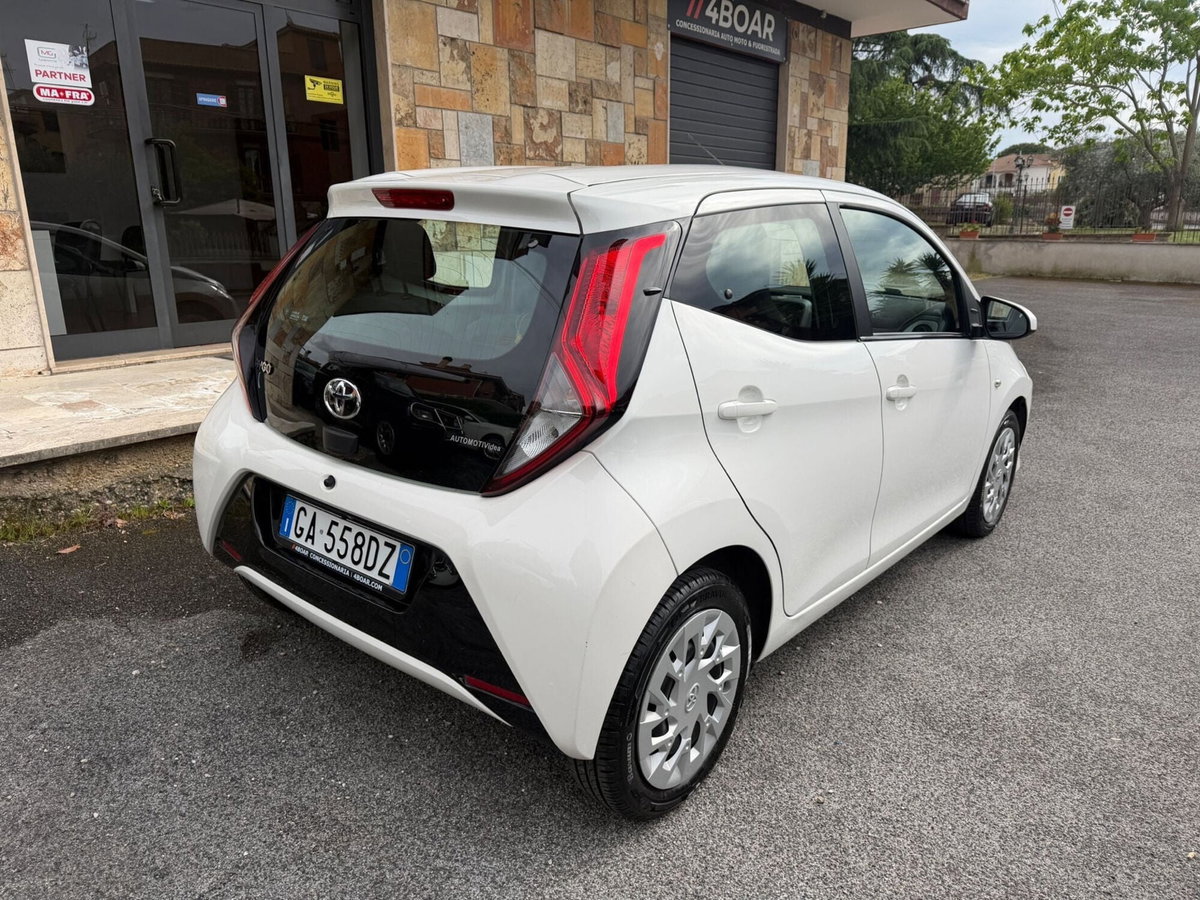 Toyota Aygo Connect 1.0 VVT-i 72 CV 5 porte x-cool (4)