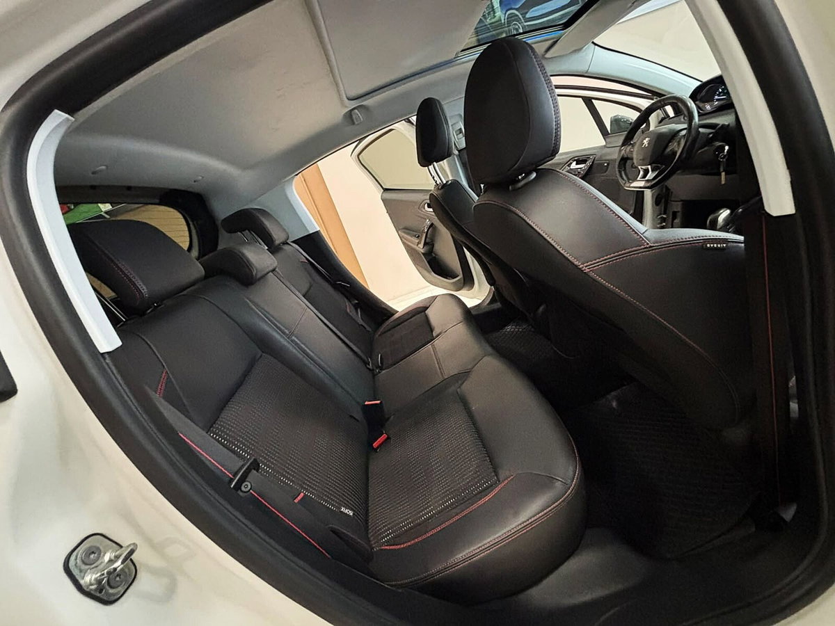 Peugeot 208 100 5 porte GT Line (10)