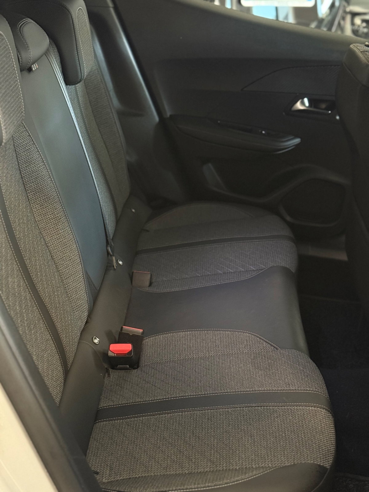 Peugeot 2008 BlueHDi 130 S&S EAT8 Allure Pack (10)