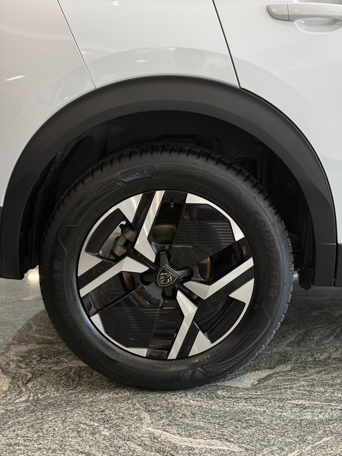 Peugeot 2008 BlueHDi 130 S&S EAT8 Allure Pack (15)