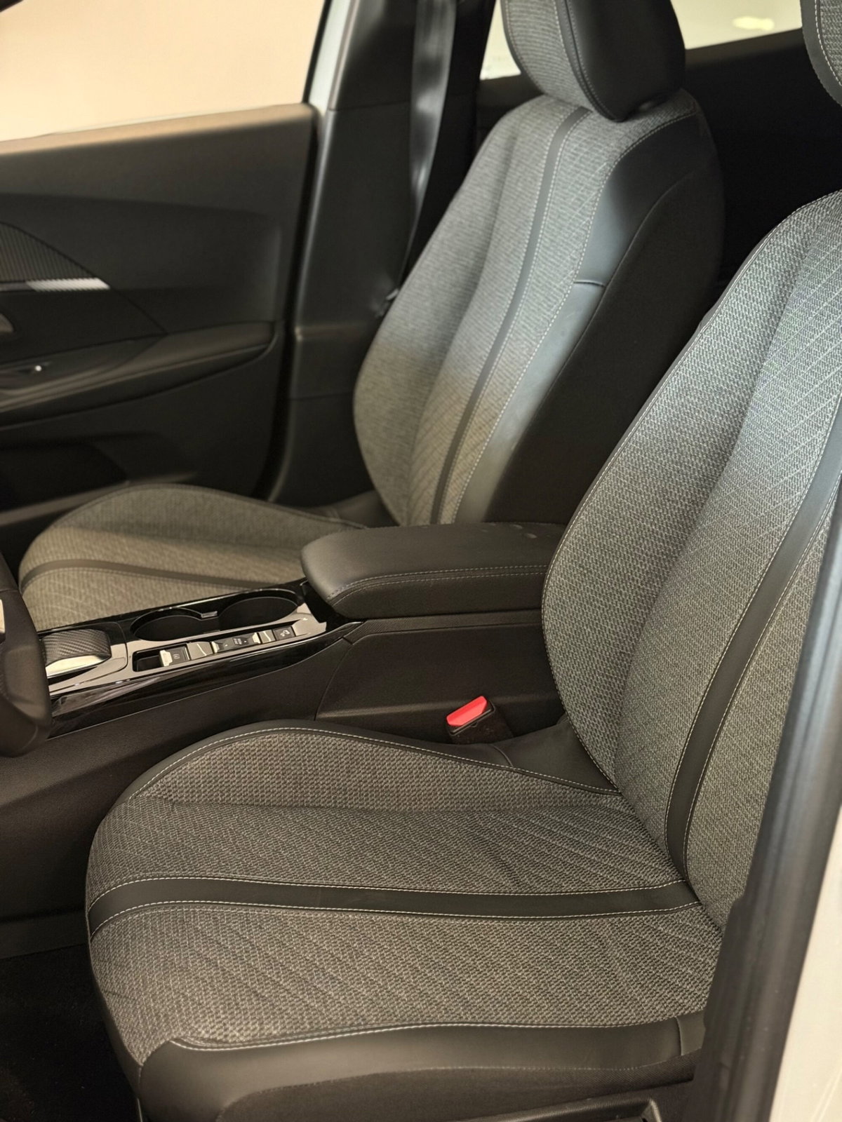 Peugeot 2008 BlueHDi 130 S&S EAT8 Allure Pack (8)