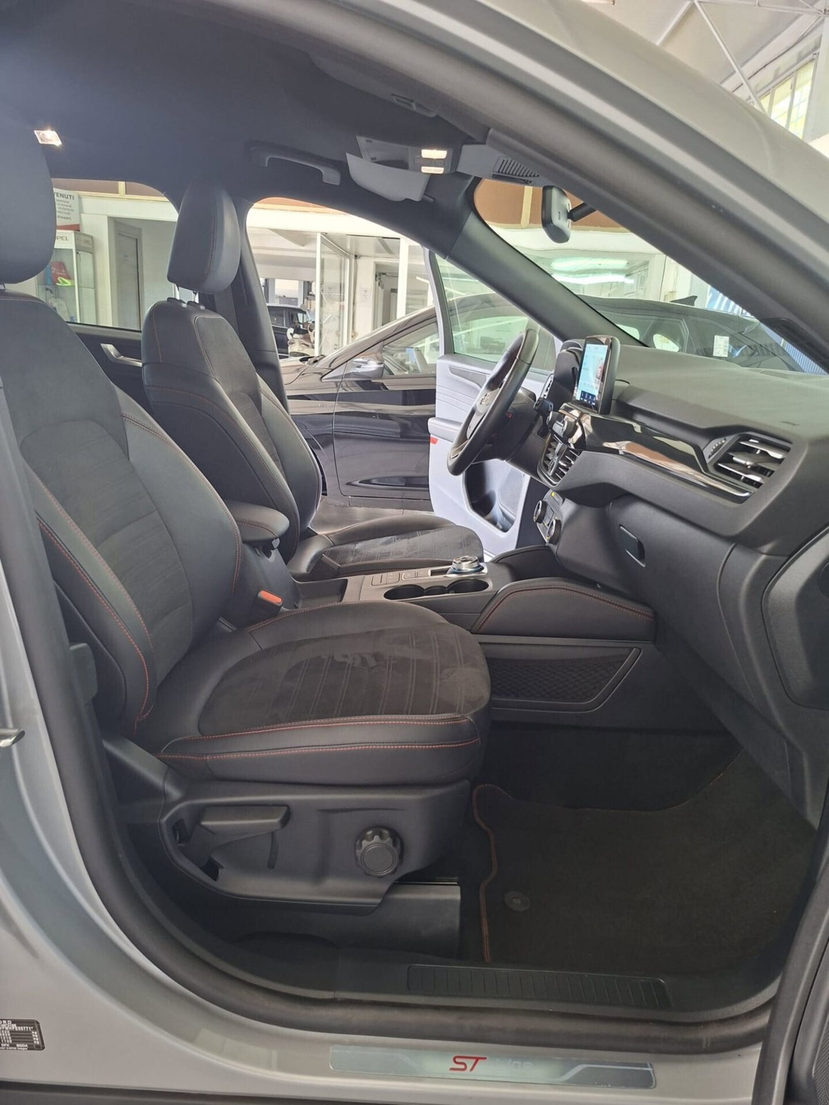 Ford Kuga 2.5 Plug In Hybrid 225 CV CVT 2WD ST-Line (10)