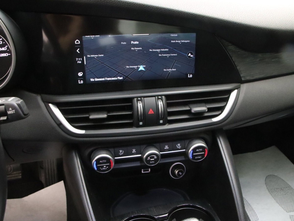 Alfa Romeo Giulia 2.2 Turbodiesel 160 CV AT8 Business (11)