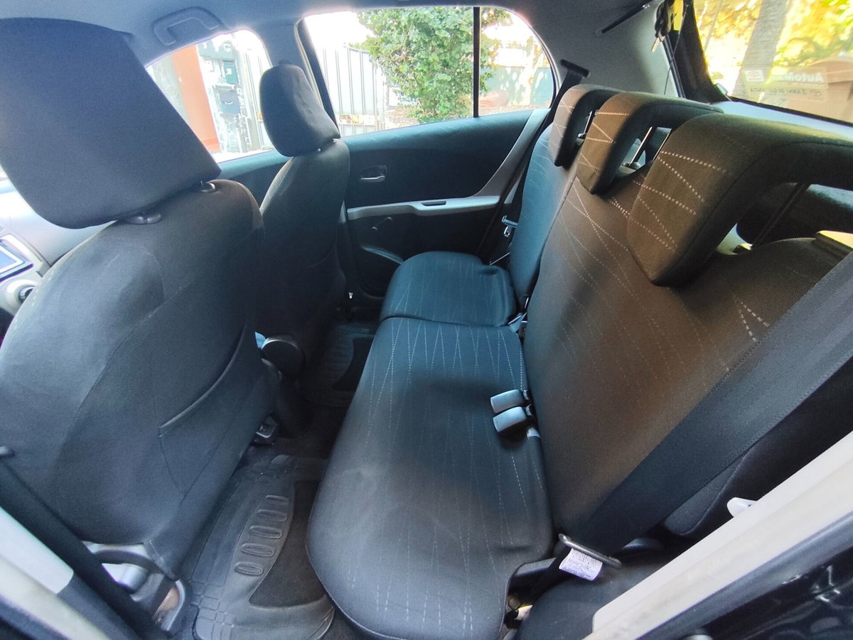 Toyota Yaris 1.D-4D 5 porte Navi (10)