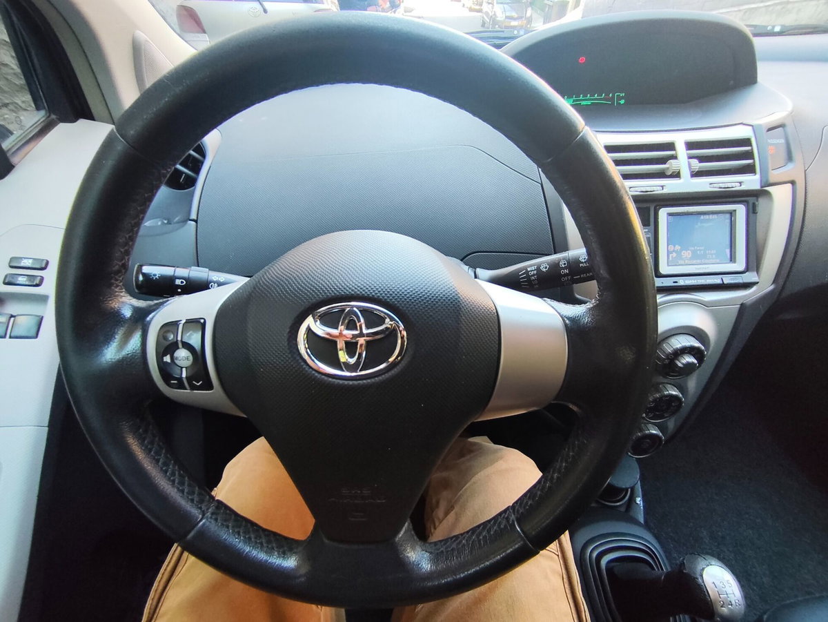 Toyota Yaris 1.D-4D 5 porte Navi (13)