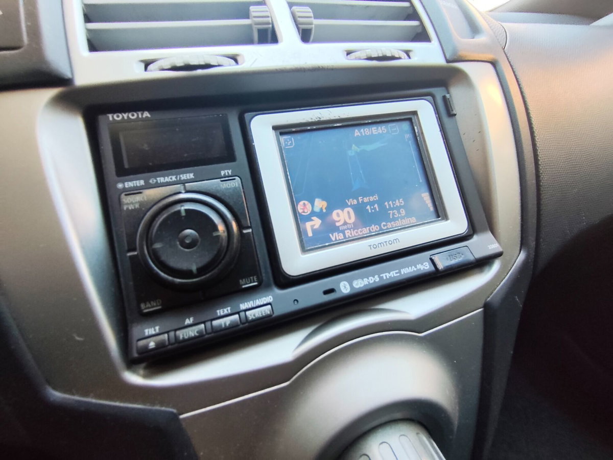Toyota Yaris 1.D-4D 5 porte Navi (14)