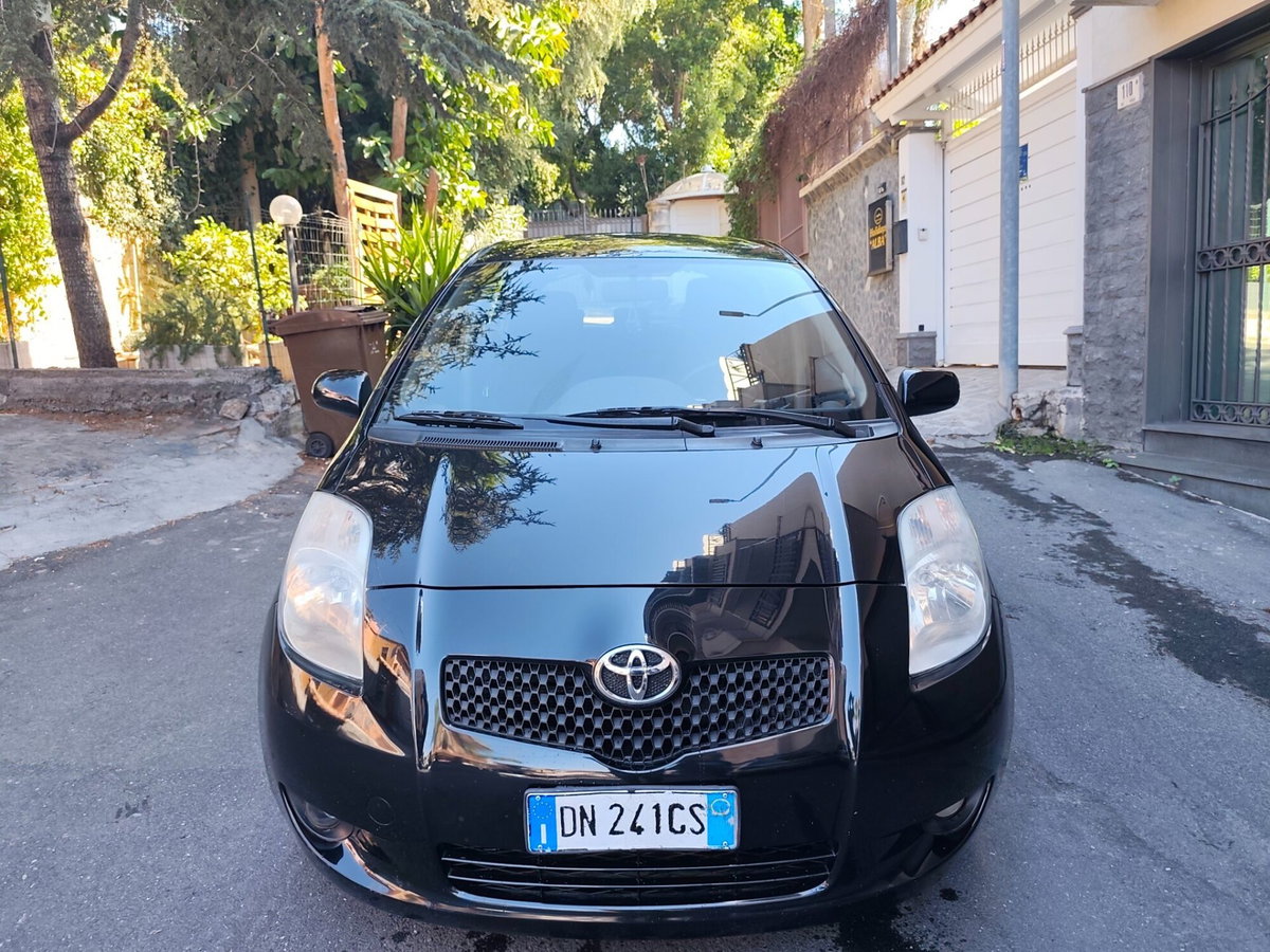Toyota Yaris 1.D-4D 5 porte Navi (2)