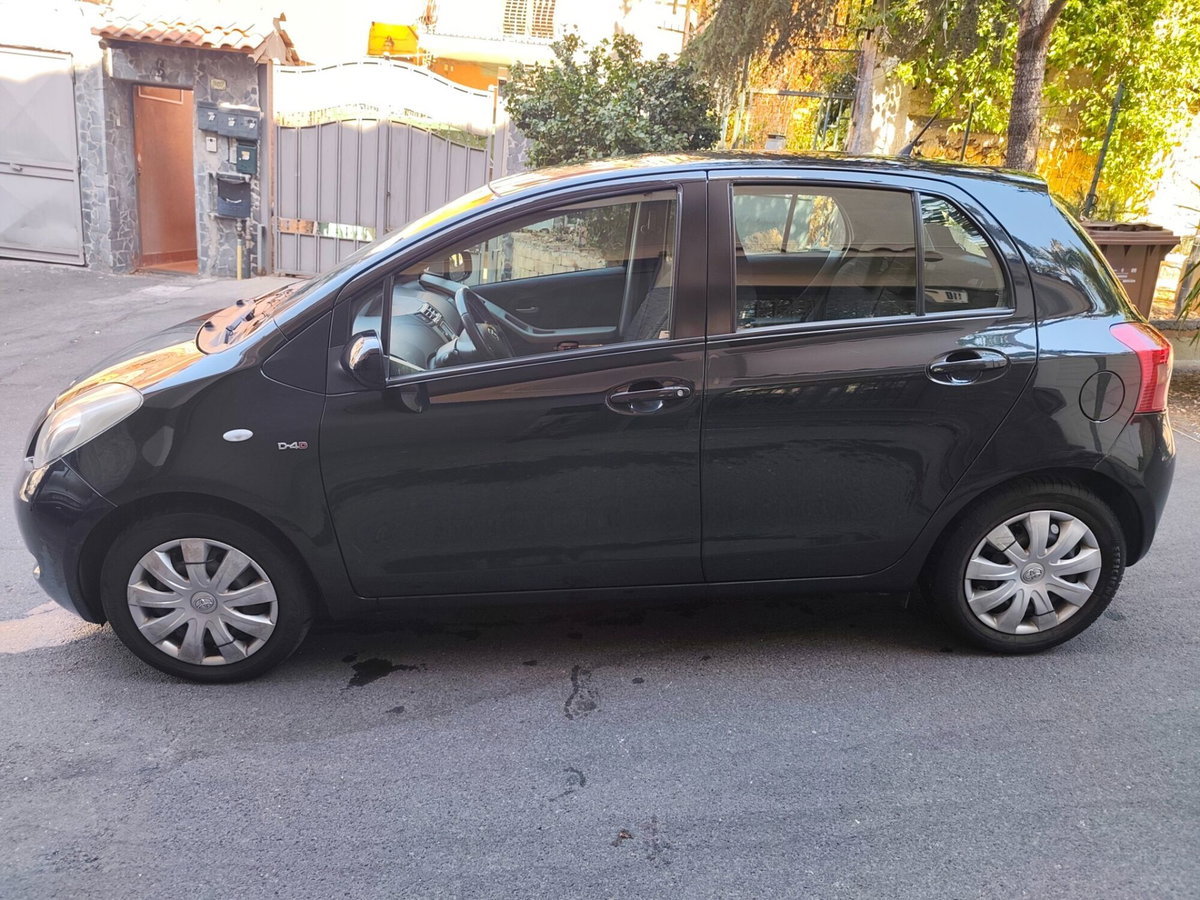 Toyota Yaris 1.D-4D 5 porte Navi (3)