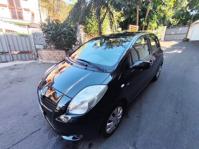 Toyota Yaris 1.D-4D 5 porte Navi (8)
