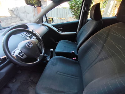 Toyota Yaris 1.D-4D 5 porte Navi (9)