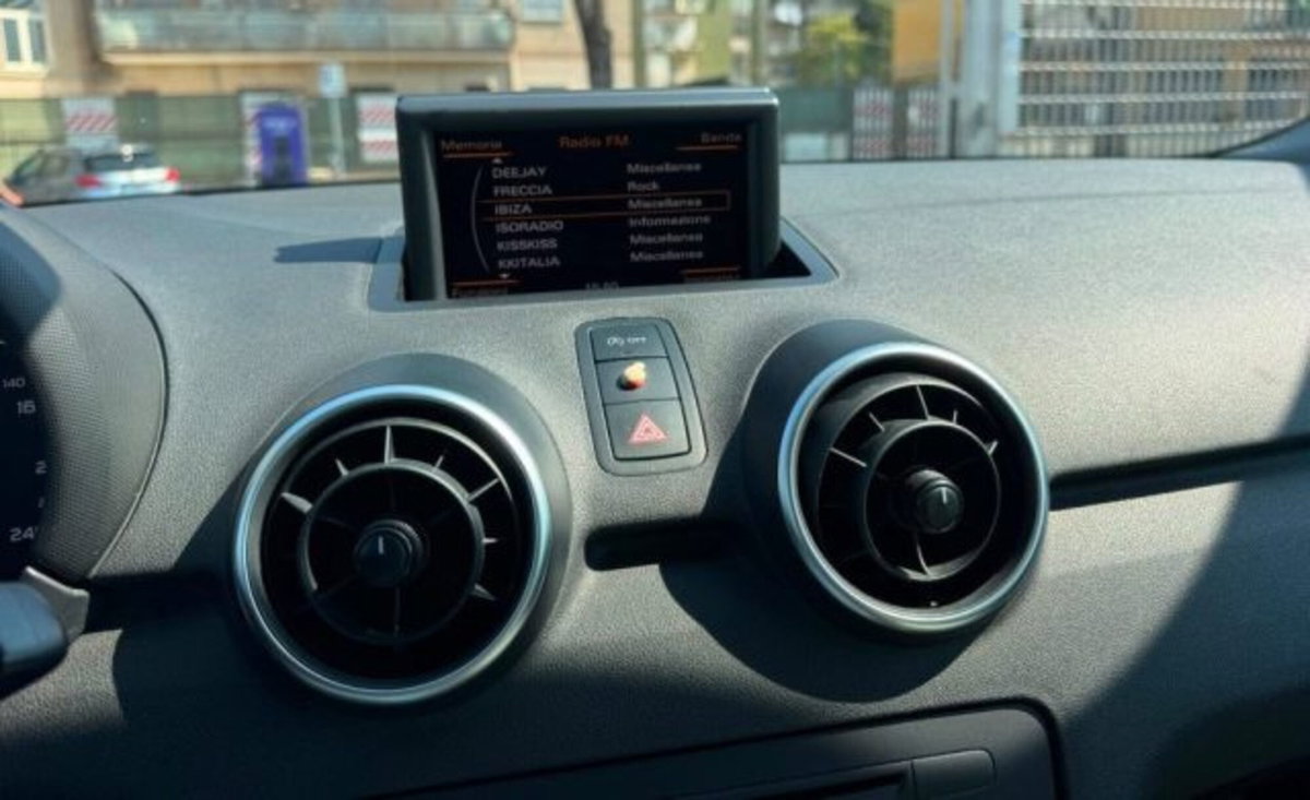 Audi A1 1.6 TDI 105 CV Ambition (9)