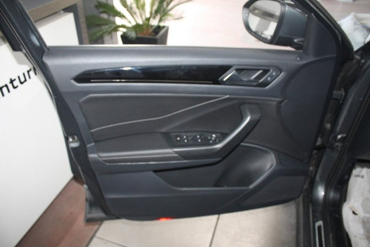 Volkswagen T-Roc 2.0 tdi R-Line 115cv (11)