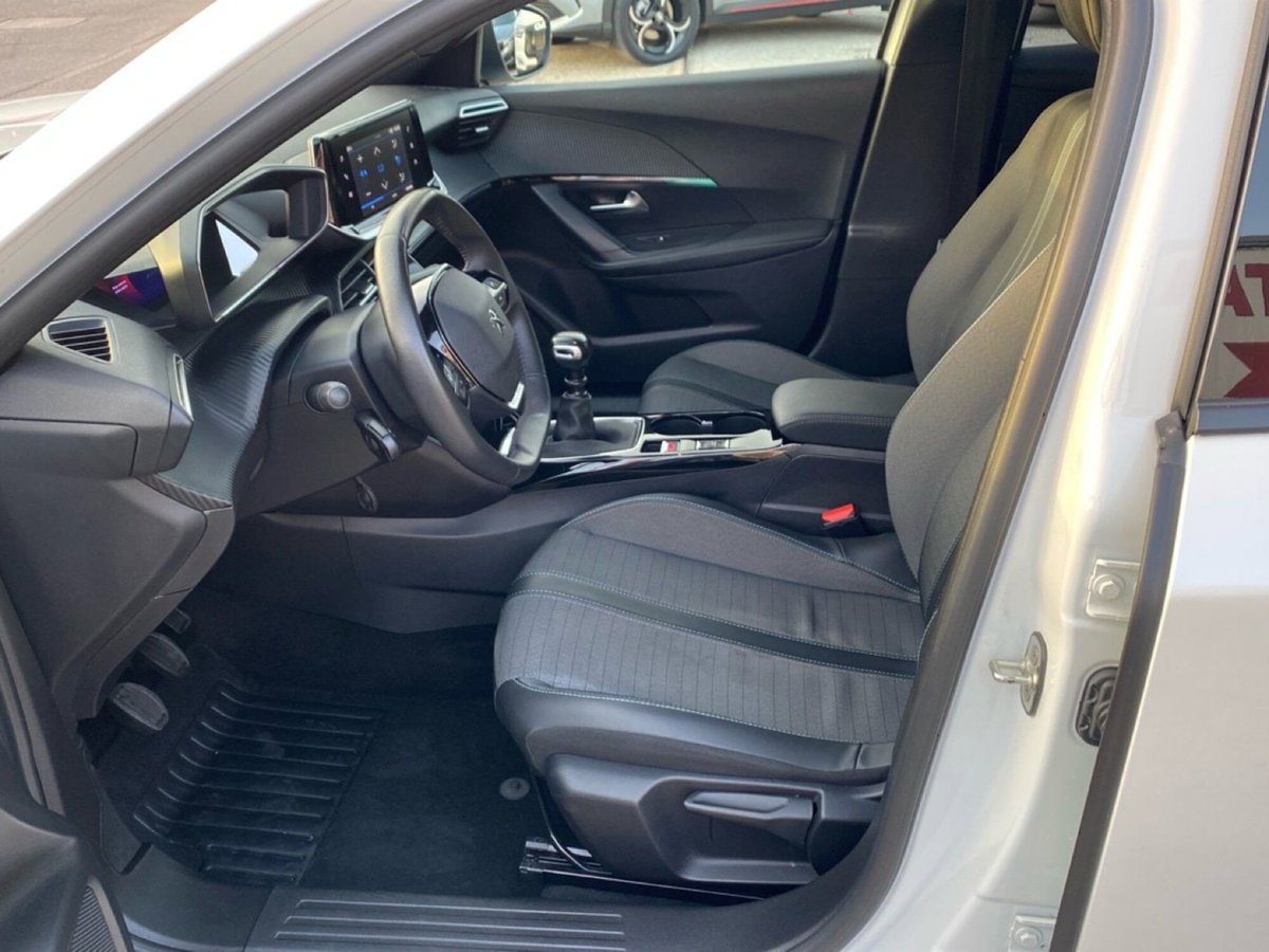 Peugeot 2008 1.2 turbo Allure 100cv (17)