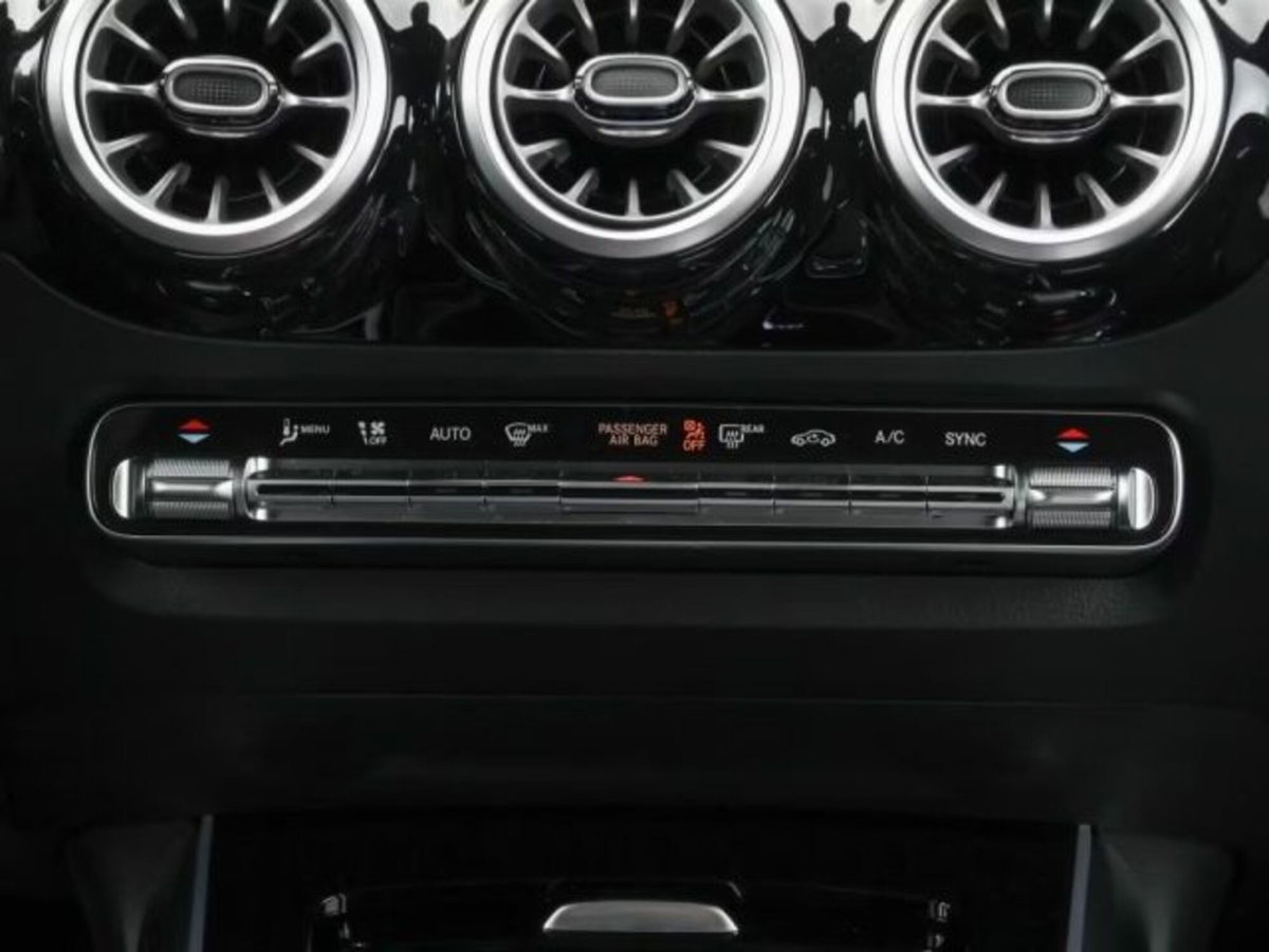 Mercedes-Benz GLA SUV 180 Automatic Premium (11)