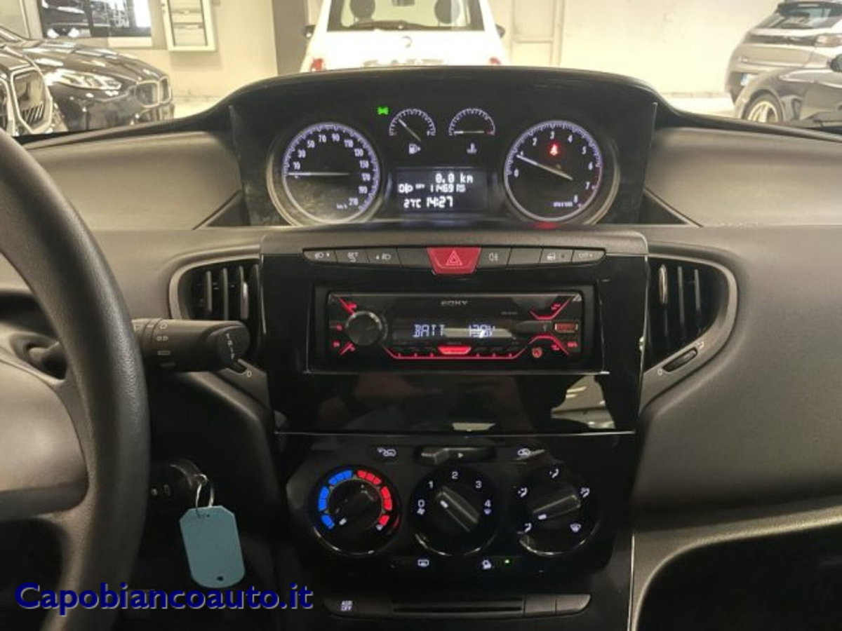 Lancia Ypsilon 1.2 69 CV 5 porte Silver (12)