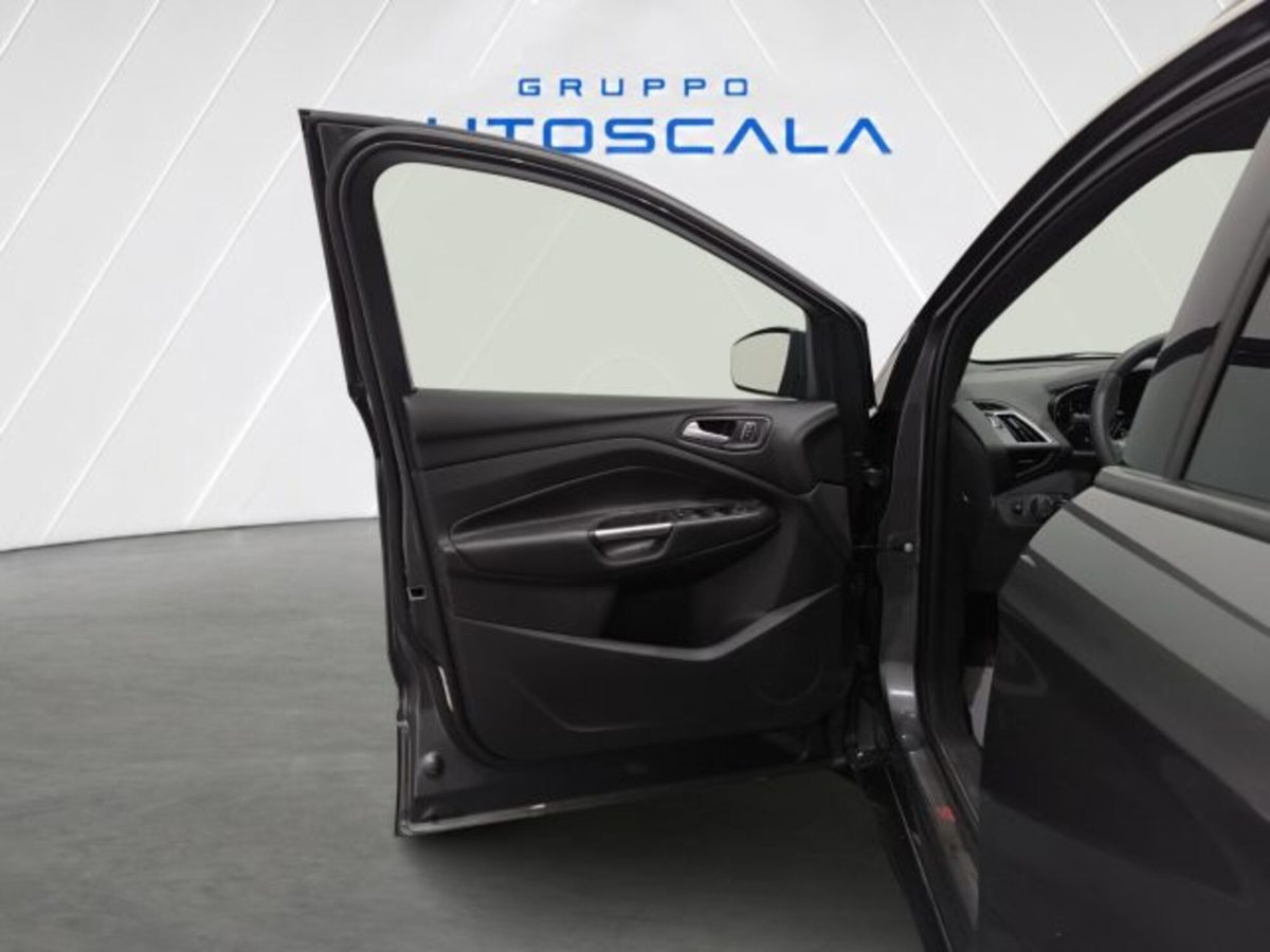 Ford Kuga 1.5 TDCI 120 CV S&S 2WD ST-Line (8)