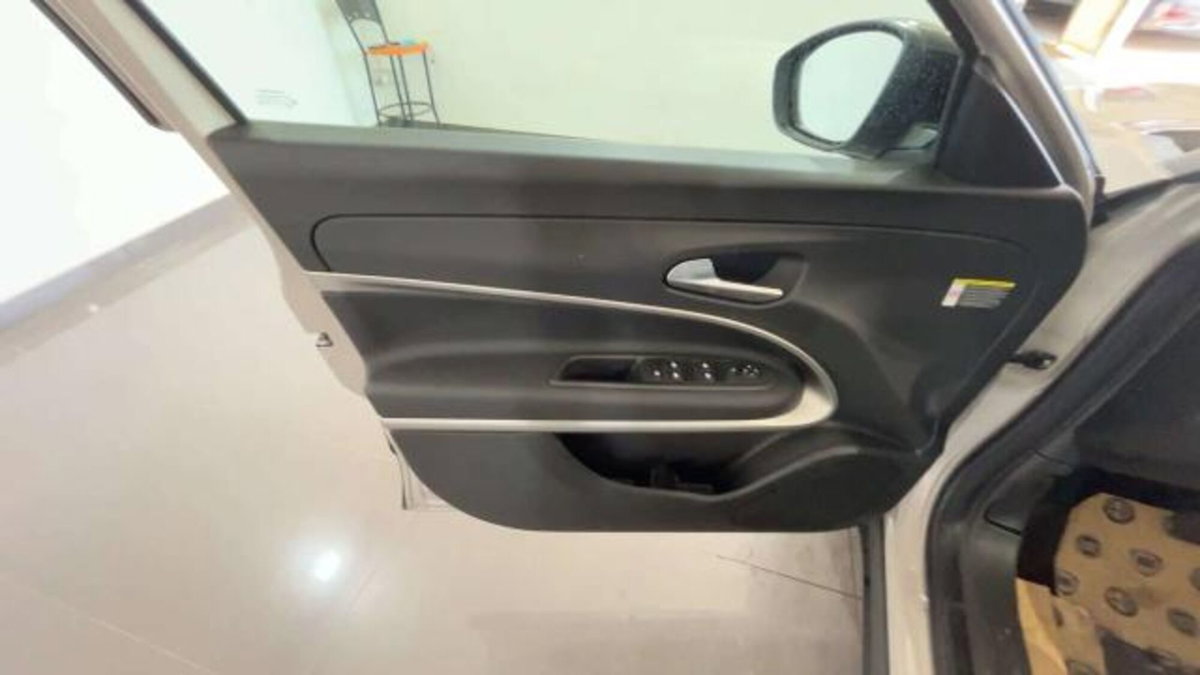 Jeep Avenger 1.2 turbo e-hybrid mhev Summit fwd 110cv edct6 (9)