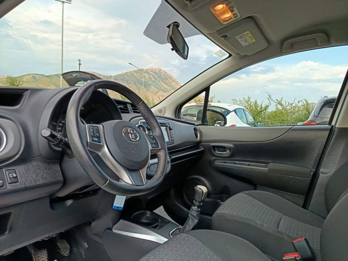 Toyota Yaris 1.D-4D 5 porte Lounge (10)